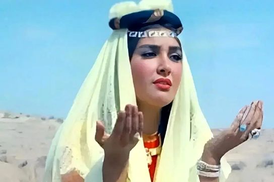 «آفرین عبیسی» ۶۴ ساله کنار نسرین مقانلو در سال ۹۴