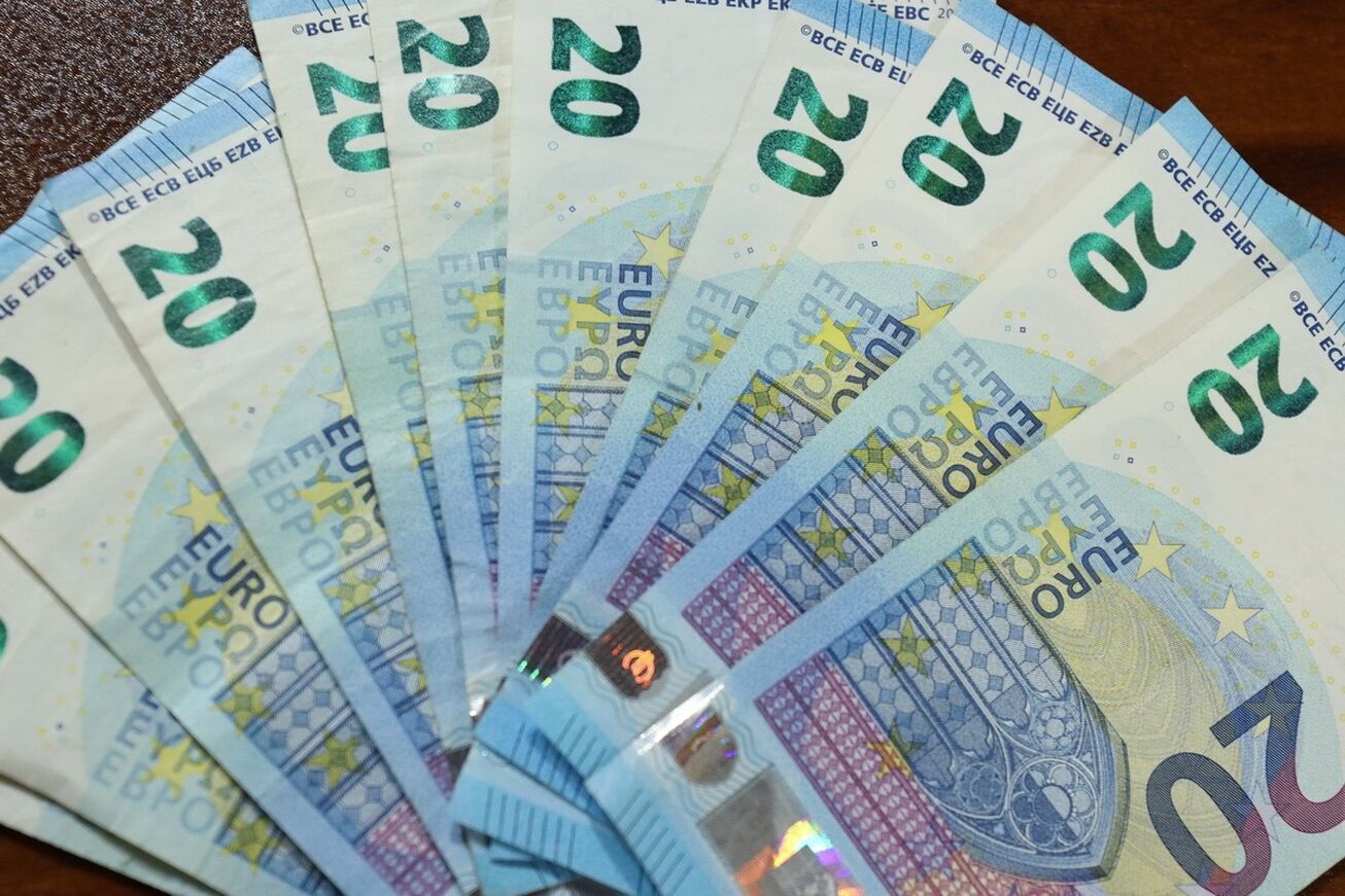 آغاز فروش اسکناس به بازرگانان تا سقف ۶۰۰۰ یورو