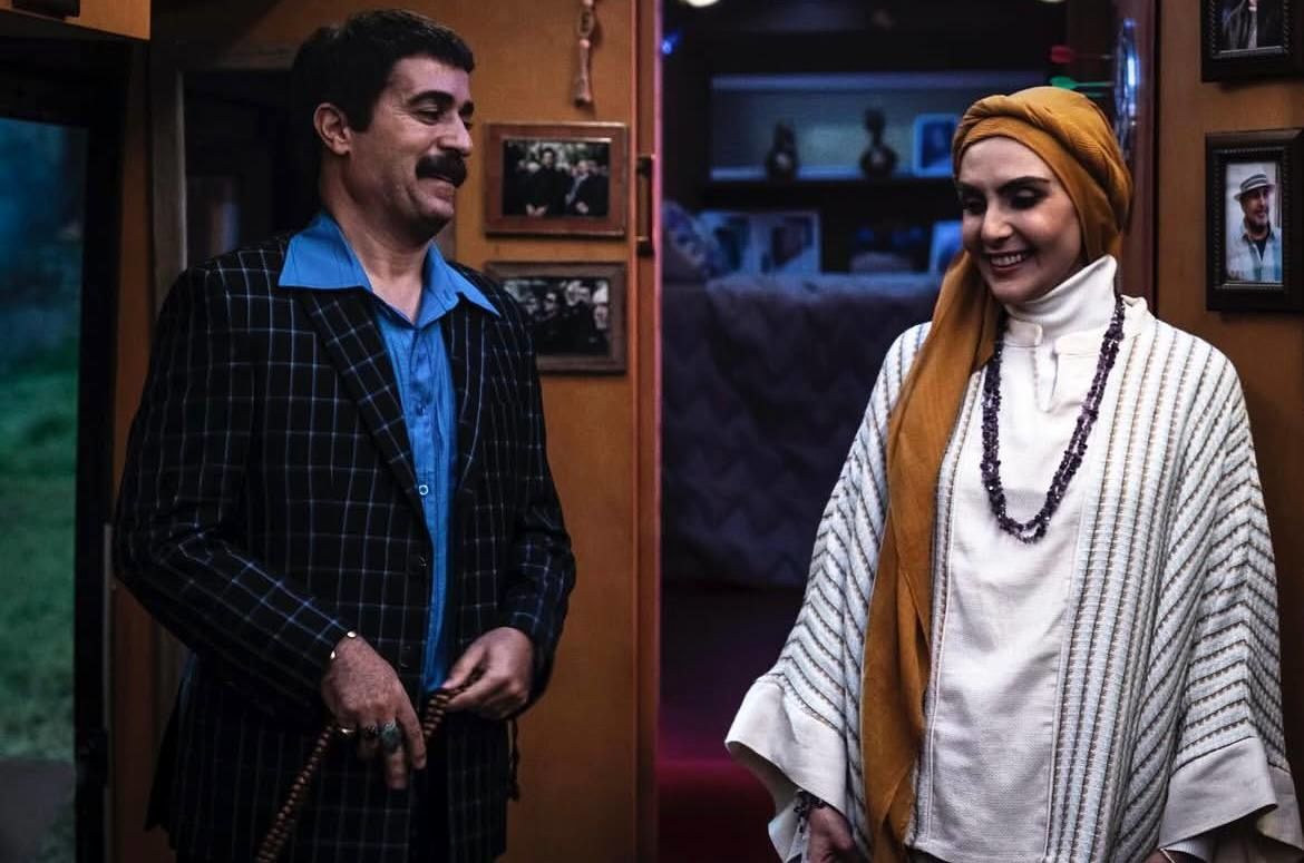  تیپ شیک شری سریال پایتخت با مانتوی سنتی و اکسسوری فانتزی