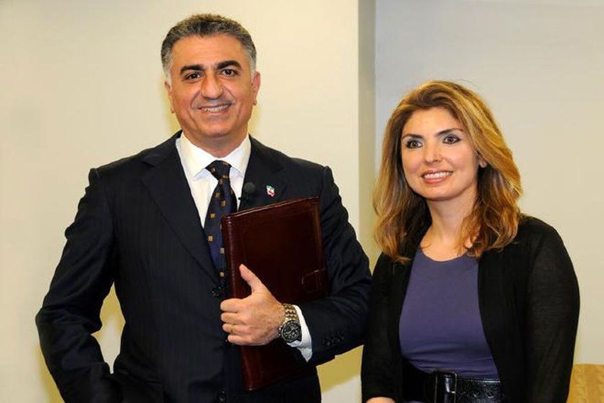 خوشگذرانی برهنگی خجالت آور همسر رضا پهلوی کنار دریا + عکس و فیلم