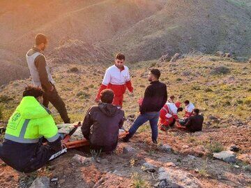 سقوط وحشتناک ۲ گردشگر در ارتفاعات اشتهارد