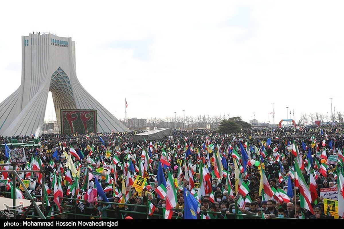 شکوه انقلاب در جشن ۴۴ سالگی/خیابان های سراسر کشور مملو از جمعیت