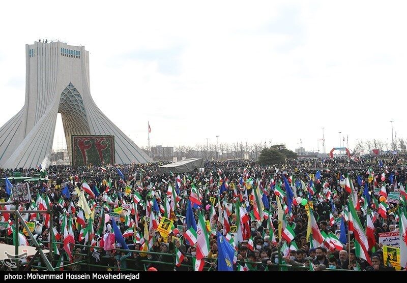شکوه انقلاب در جشن ۴۴ سالگی/خیابان های سراسر کشور مملو از جمعیت