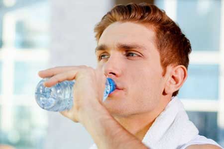 چرا باید در طول روز ۸ لیوان آب بنوشیم؟