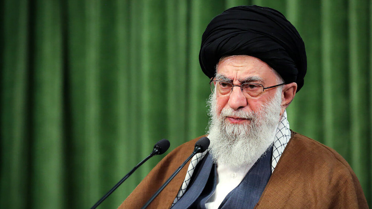 اقامه نماز رهبر معظم انقلاب بر پیکر شهید سید رضی موسوی