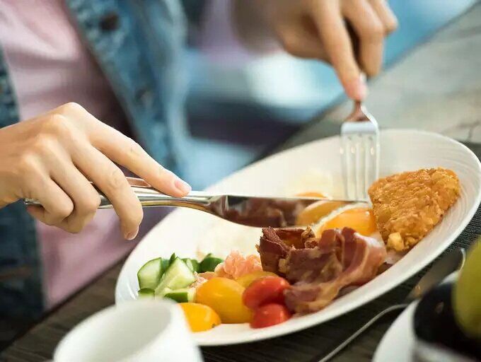 در این ساعات شام بخورید، بیشتر عمر می کنید