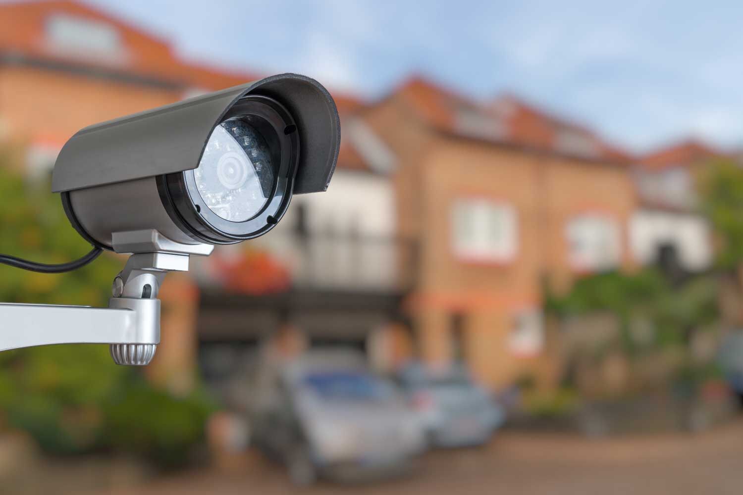 لحظات کثیف خیانت همسرم را از دوربین مداربسته خانه دیدم 