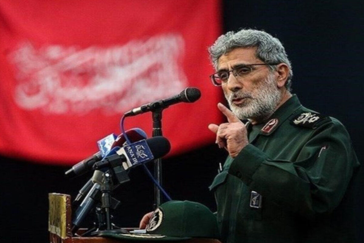 عکسی کمتر دیده شده از پوشش متفاوت فرمانده سپاه قدس در میان مهاجران افغان

