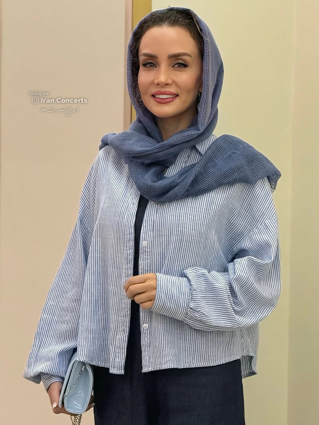 استایل جذاب و آبی حدیث فولادوند در یک کنسرت