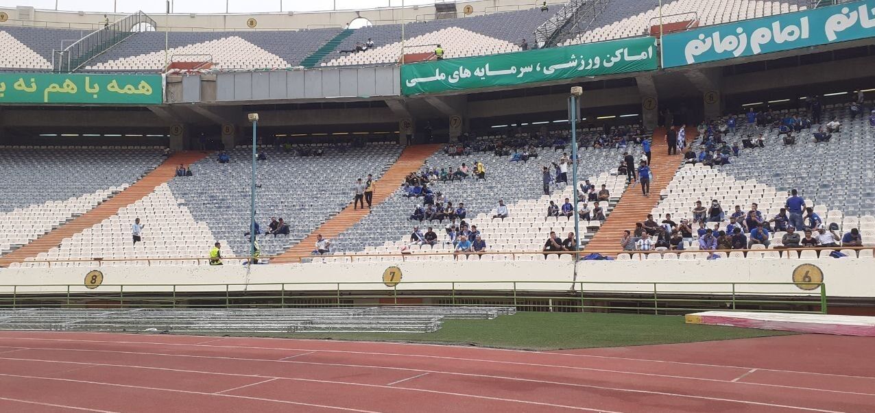 جنگ هواداران در استادیوم شروع شد!/ حواشی عجیب دربی صدویکم