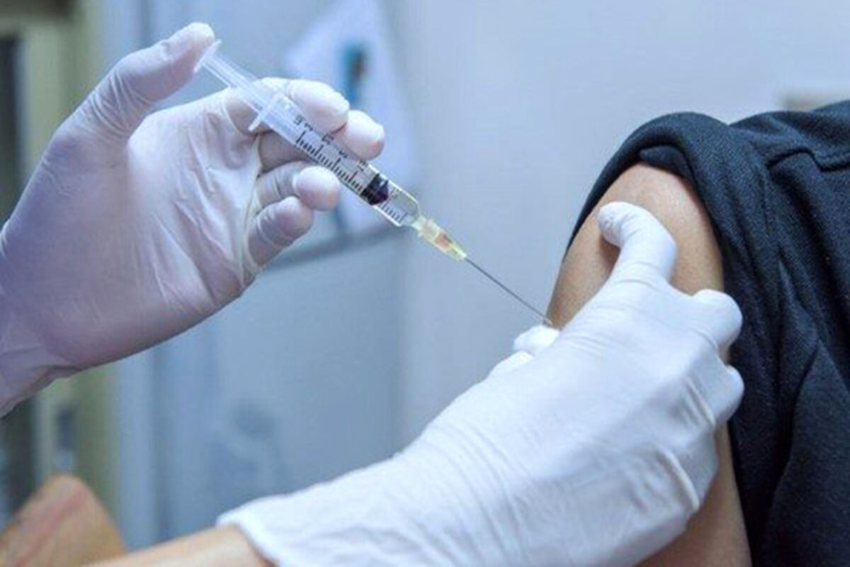 افراد بالای ۱۸ سال دارای بیماری زمینه ای نوبت یادآور واکسن کرونا را دریافت کنند