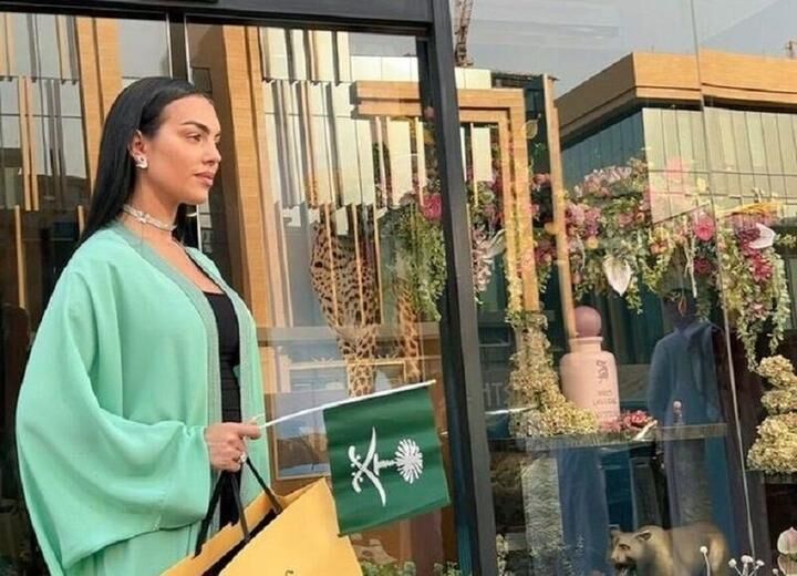 لباس جنجالی جورجینا در مراسم روز ملی عربستان  + عکس

