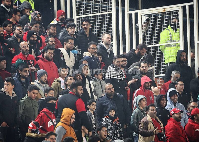 قلدری لشگری با هواداران پرسپولیس جلوی باشگاه + فیلم 