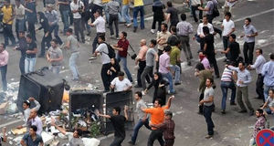 فیلمی از دختر جوان شمشیر به دست در میان اغتشاشگران!