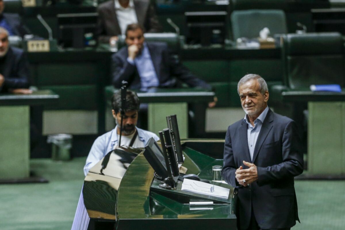 تصویری خاص و پربازدید از  خوشحالی رئیس‌جمهور پس از جلسه رای اعتماد

