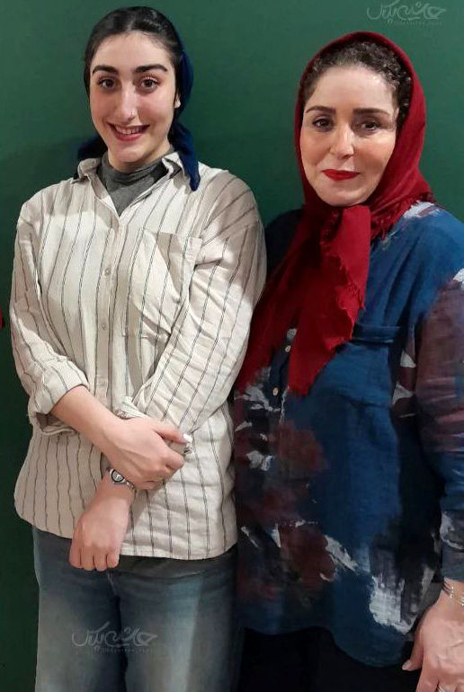 آواز خواندن ژاله صامتی و دخترش با حرکات عجیب در تئاتر!/ ببینید