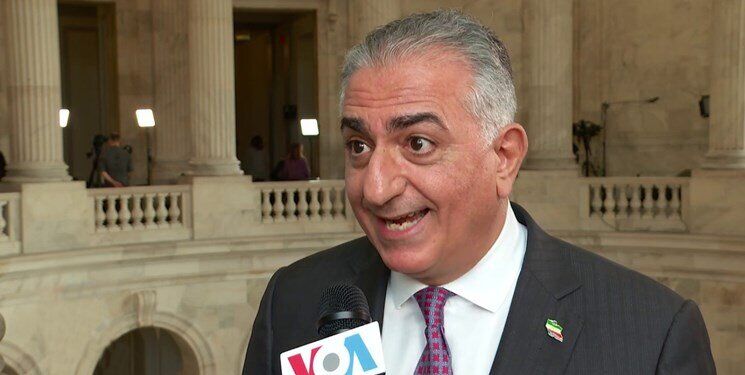 رضا پهلوی مایه تمسخر همه شد/وقتی یک سؤال غیربرنامه‌ریزی شده او را شوکه کرد