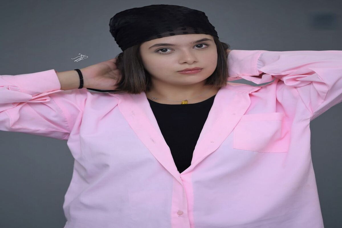تیپ و استایل نفس بازغی در پشت صحنه یک تئاتر